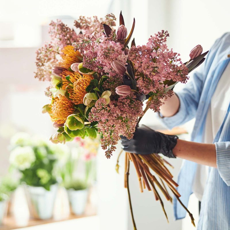 woman-making-an-exquisite-spring-floral-arrangemen-D59ME96.jpg woman-making-an-exquisite-spring-floral-arrangemen-D59ME96.jpg